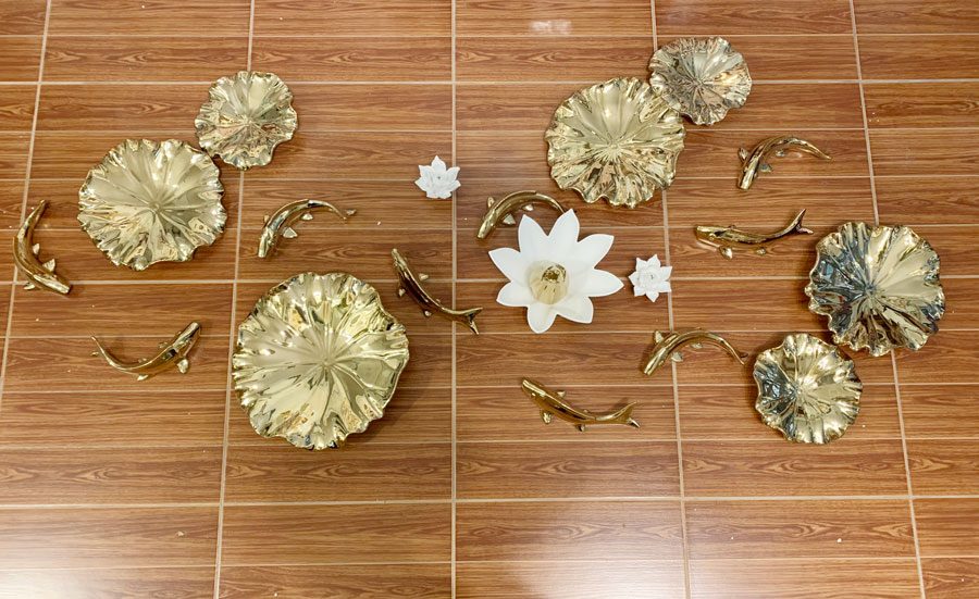 Cá và hoa sen bằng gốm sứ cao cấp trang trí DGT 031